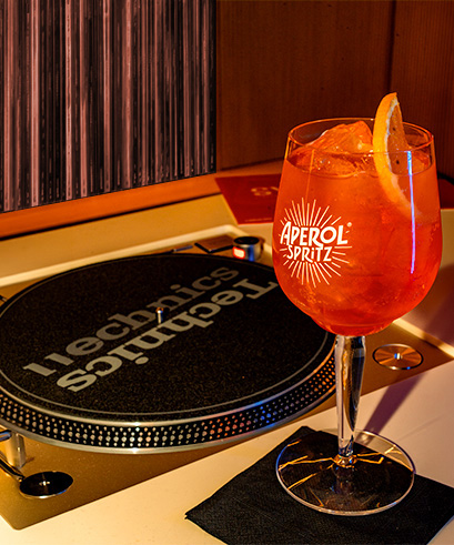 Dettaglio dell'atmosfera e allestimento del locale Sync Milano